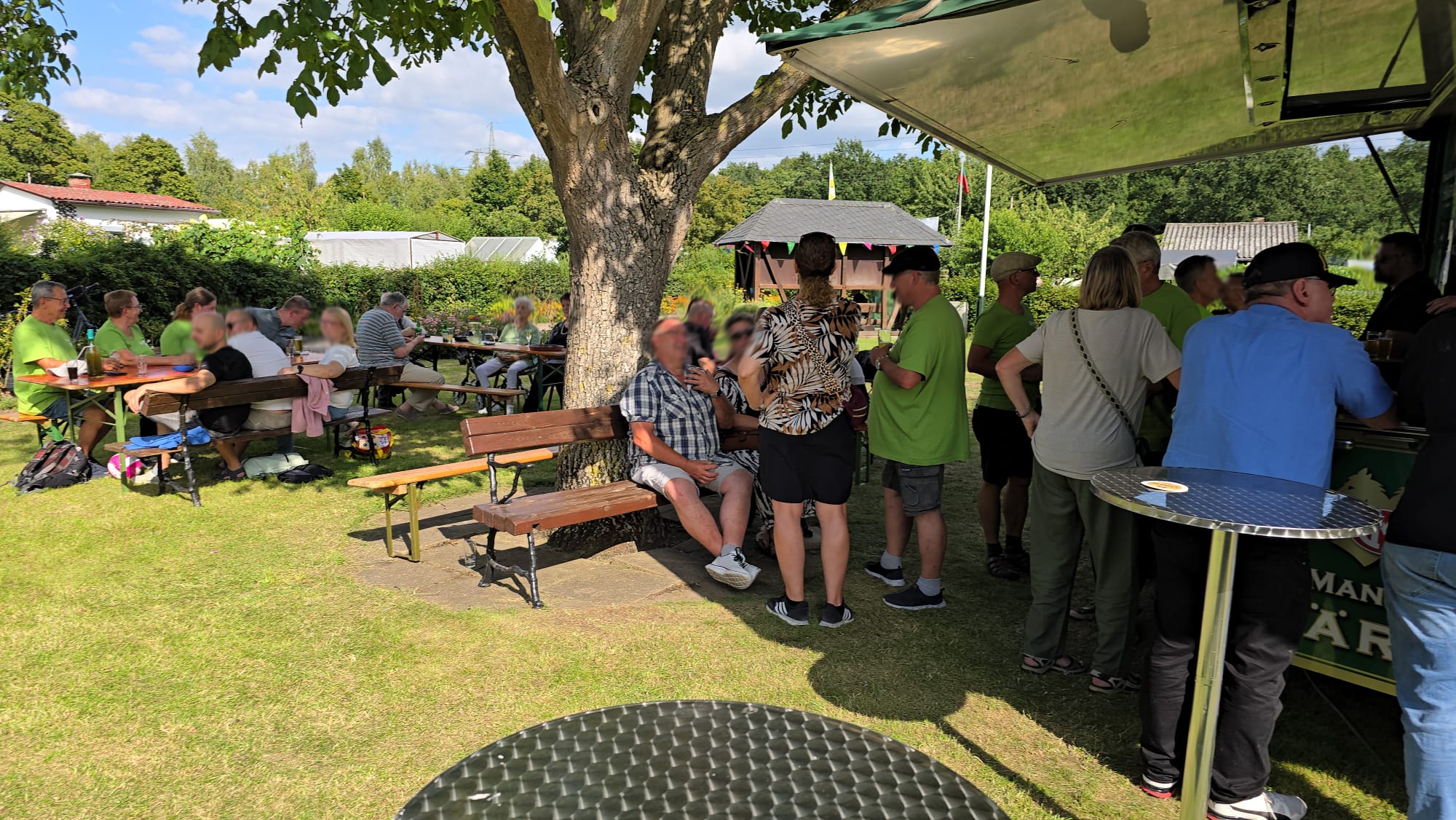 Blick auf die Festwiese vor dem Vereinsheim mit Bierwagen und Gästen